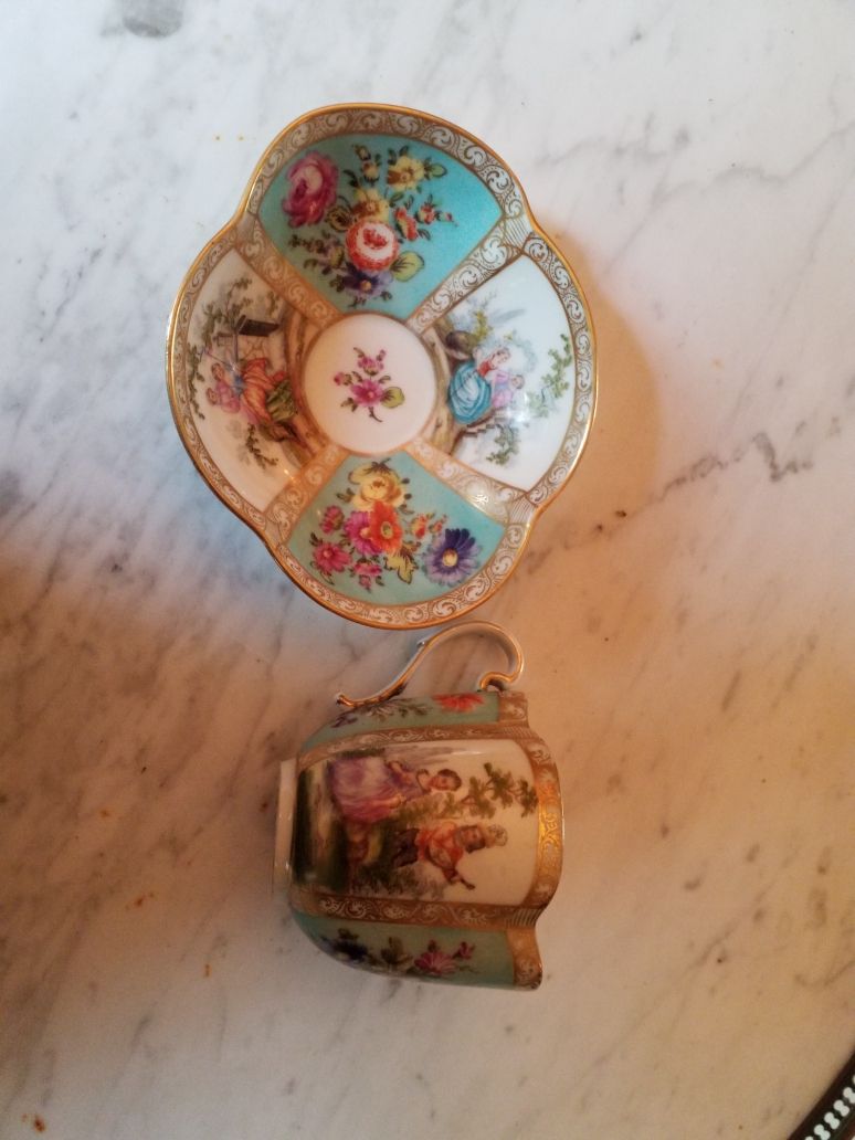 Null Taza y platillo de porcelana de Meissen con decoración policromada de una e&hellip;
