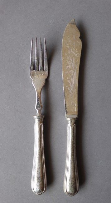 Null 姬斯多福（CHRISTOFLE）

十二个镀银鱼刀，刻有百合花和叶子的装饰，刻有 "Hôtel du Palais"。

(使用后的划痕)
