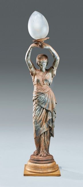 Null A.DURENNE在巴黎，20世纪初

铸铁火炬手，代表一个身着古装的女人，双臂高举，手持火炬。

底座上的标记。

高度140厘米

(作为一盏灯安&hellip;