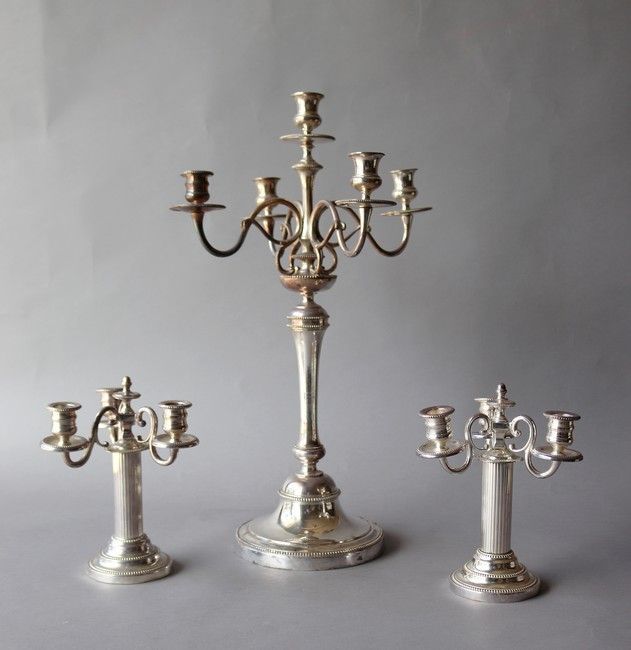 Null 重要的镀银烛台，有四条臂，轴上有珍珠楣装饰，一对烛台有三条臂，轴上有珍珠楣装饰的凹槽。

路易十六的风格。

高度57厘米和24厘米

(轻微的凹痕和&hellip;