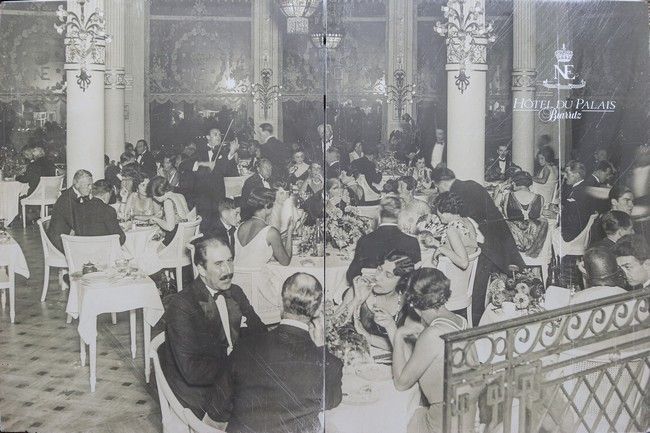 Null 黑白相间的大照片，印在两块二层板上，描绘了大约1920年的皇宫酒店的餐厅，有标志套印。

201 x (150 + 150) cm。

(划痕和螺丝孔&hellip;