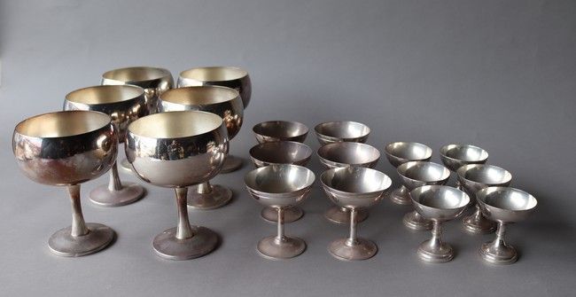 Null EIGHTEEN silver plated ICE CUPS including : 

- 6 large (Height 18 cm; Diam&hellip;