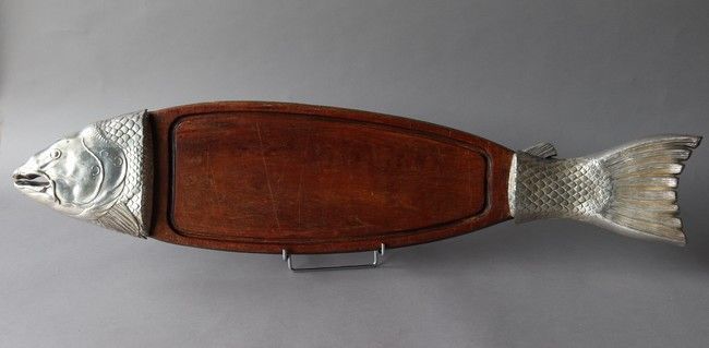 Null 一个椭圆形的鱼盘，中间有槽的木头，镀银金属的仿鱼头和鱼尾，背面有SIJAM牌子。

长92厘米；宽19厘米

(轻微的氧化和磨损)