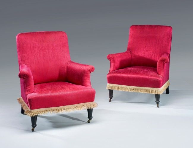 Null 一对长方形模制和发黑的木质扶手椅，前腿带脚轮，后腿带马刀。带流苏的红色棉布装饰。

拿破仑三世的风格。

高度90厘米