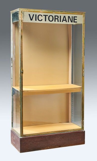 Null 长方形黄铜展示柜，有黄色软垫背板和玻璃架，木质基座。

高度180厘米；宽度92厘米；深度41厘米

(氧化作用，适用于电力)