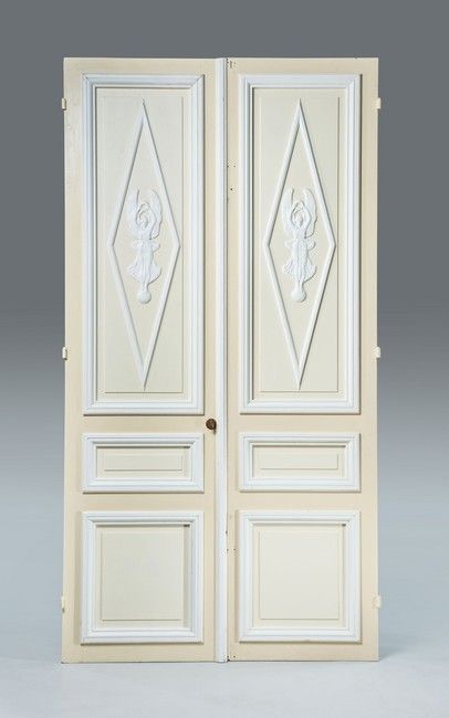 Null TWO IMPORTANT DOORS in carved wood with cream and white lacquered decoratio&hellip;