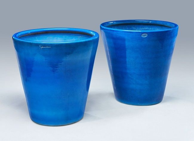 Null 高科协

一对大的蓝色釉面陶器截顶锥状壶。签名。

高73厘米；直径73厘米

(珐琅质上的裂痕)