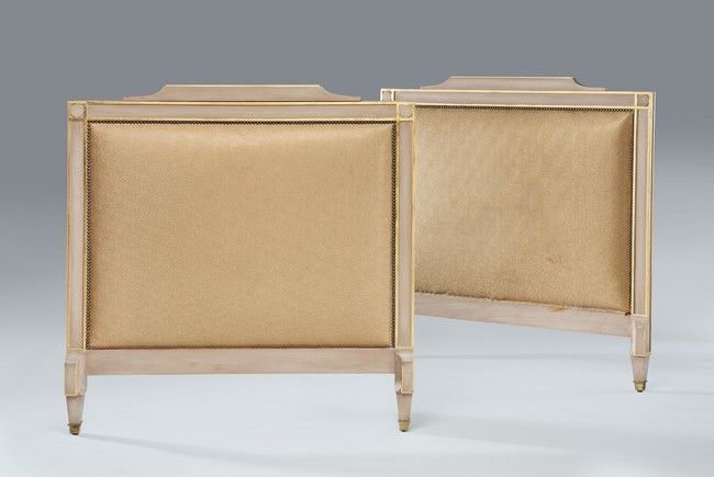 Null 一对长方形模制和涂漆的木质和金色的床头板，长方形的踏板与切割面，鞘状脚。镀金的皮革装饰。

路易十六的风格。

高110厘米；宽110厘米