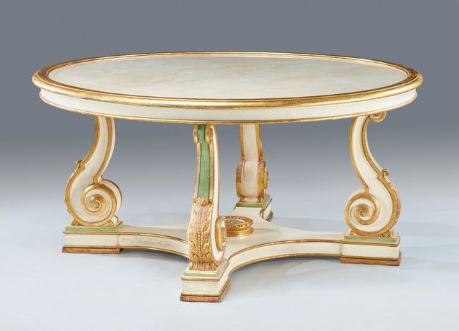 Null 重要的圆型荣誉桌，采用模制木料，白色漆面和金色重装，靠在四个饰有刺桐叶的控制台腿上，由一个大型凹陷的X形支柱连接，中心是一个玫瑰色的白色纹路大理石桌面&hellip;
