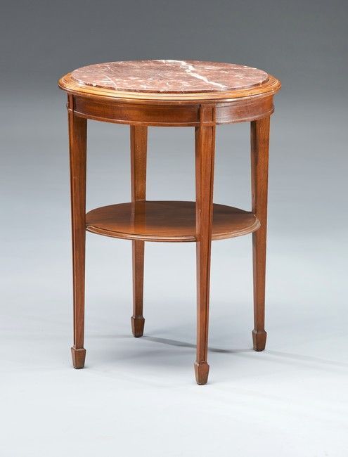 Null 一张圆形的模制木制餐桌，顶部覆盖有白色纹路的红色大理石，锥形的腿由支架连接。

高74厘米；直径55厘米