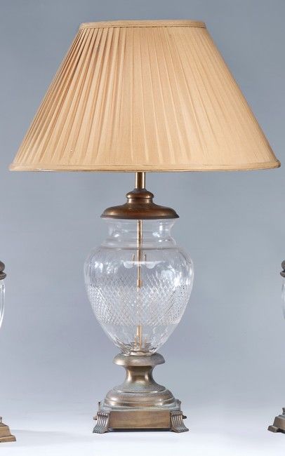 Null 一盏模制玻璃的柱形灯，切割成菱形，放在一个基座和一个鎏金铜的方形底座上。奶油色的灯罩。

高度60厘米

(用电安装，氧化)