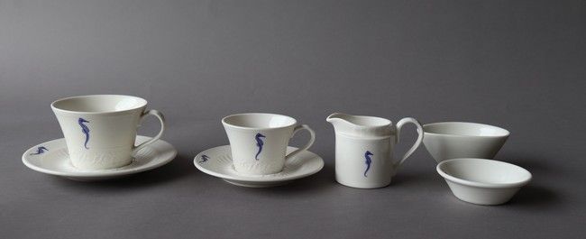 Null 维莱罗-博奇

白色珐琅彩瓷器、蓝色海马装饰的 "The CAFE "服务，包括:

- 12个茶杯。

- 12个咖啡杯和它们的碟子。

- 6个果&hellip;