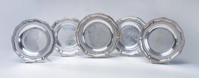 Null 姬斯多福（CHRISTOFLE）

五件套镀银圆盘，扇形边缘，锉刀图案，刻有 "Hôtel du Palais"。

直径35厘米和38厘米

(磨损&hellip;