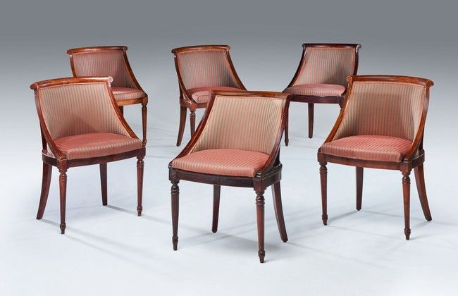 Null 六把GONDOLA椅子，模压木，染色桃花心木风格，有弯曲的长方形靠背，锥形前腿，马刀形后腿。用红色和绿色的条纹棉布做软垫。

帝国风格。

高82厘米&hellip;
