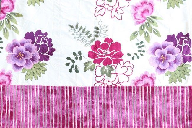 Par de cortinas de raso color crema bordadas con flores violetas y rosas.  Altura 275 cm; Anchura 193 cm JUNTA: DOS CUSHONES rectangulares del mismo  modelo 32 x 37 cm