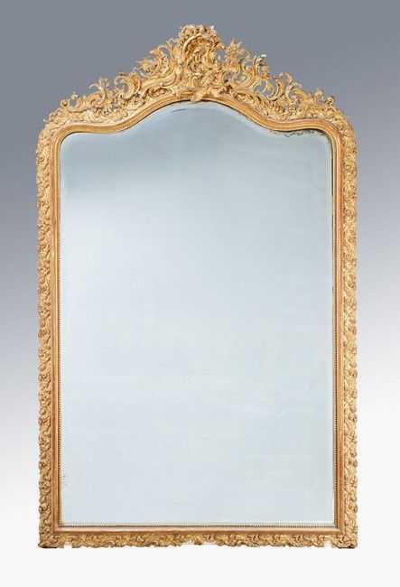 Null 重要的木制和镀金灰泥的镜子，有丰富的罗盖尔装饰的卷轴门廊，框架有滚动的刺桐叶。

路易十五风格，19世纪末

高度230厘米；宽度150厘米

(事故&hellip;
