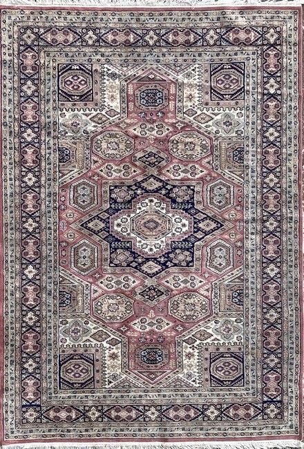 Null 长方形多色羊毛地毯，以红底星星为中心的几何图案，有七道镶边。

273 x 189 厘米