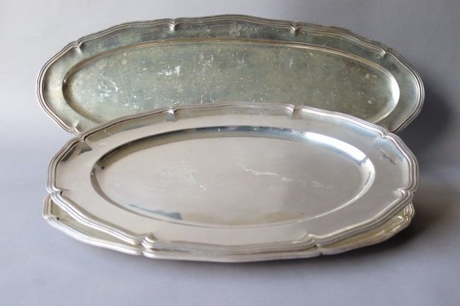 Null CHRISTOFLE

THREE LARGE silver plated oval serving dishes, with scalloped e&hellip;