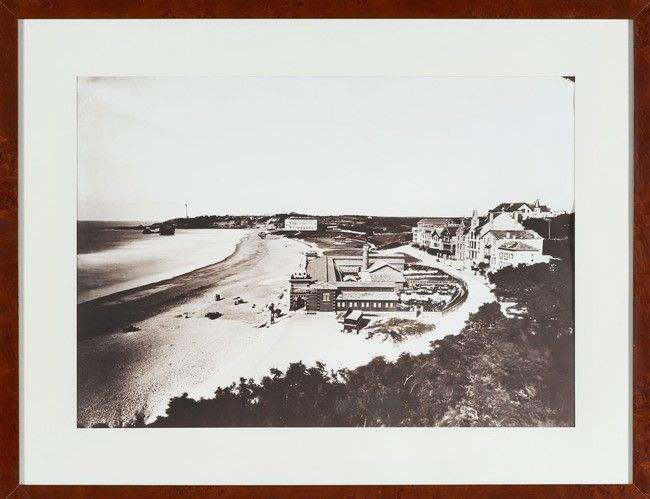 Null VIER FOTOS in schwarz-weiß, die eine Ansicht des großen Strandes von Biarri&hellip;