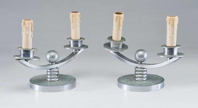 Null PAIRE DE LAMPES style moderniste à deux bras de lumière en métal chromé, ba&hellip;