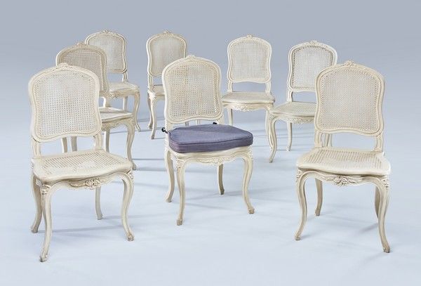 Null 一套8把白色漆面山毛榉椅，模制和雕刻有花朵，座椅和椅背有藤条，弯曲的椅腿。

路易十五风格。

高100厘米；宽50厘米；深42厘米

附：八条灰色棉&hellip;