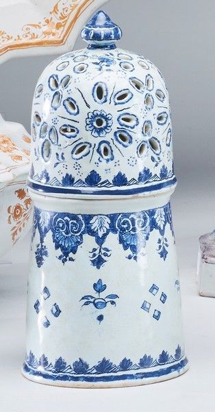 Null ROUEN，17世纪末-18世纪初

白蓝釉陶器截顶圆锥型SAUPOUDROIR，饰以羊皮纸，底部有蓝色标记。

高20厘米

(Chips)