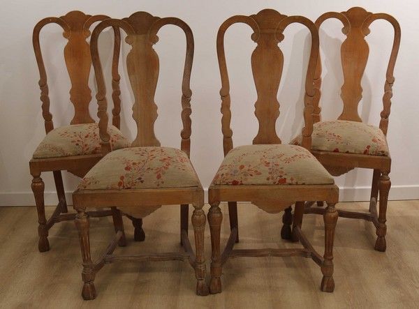 Null 四把橡木椅子，高高的镂空椅背，锥形和凹槽的前腿，剑形后腿，由H形支架连接。

米色背景上有叶子的棉布套。

18世纪风格，20世纪。