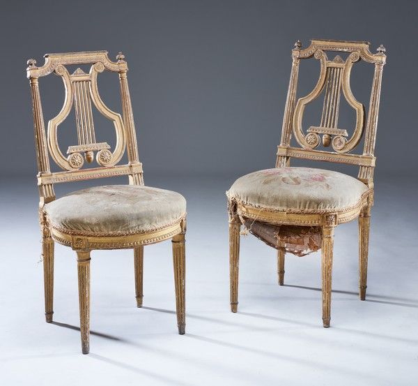 Null 一对椅子，平坦的镂空椅背，在雕刻和镀金的木头上装饰有条纹的楣，热气球形状的座椅，锥形和凹槽的腿。

路易十六时期。

19世纪缝制的挂毯。

(脚的连&hellip;