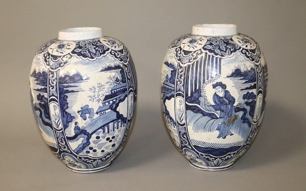 Null DELFT，18世纪末-19世纪初

一对蓝白釉陶器柱形花瓶，装饰有人物和风景的花纹，底座下有蓝色 "IRK "字样。

高34厘米；直径23厘米

&hellip;