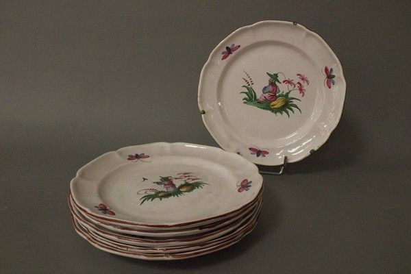 Null 六个陶器盘，扇形边缘，多色珐琅，有中国和蝴蝶装饰。

法国东部，18世纪。

直径21厘米

(边缘有小缺口)