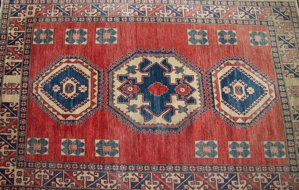 Null Rectangular polychrome wool carpet decorated with an octagonal medallion fl&hellip;