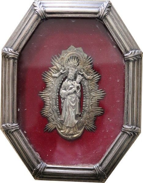 Null 曼陀罗中的圣母和儿童，可能是铸银的，在一个八角形的银框中，有银斗拱和刺桐叶（925）。

西班牙或拉丁美洲。

18.5 x 14.5厘米；总毛重：2&hellip;