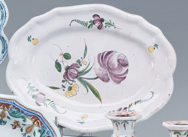 Null 在萨马德的味道，18世纪末

一个椭圆的陶器盘子，有扇形的边缘和多色珐琅的花朵装饰。

长30.5厘米

(划痕和破损)
