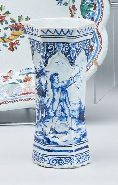 Null DELFT，18世纪

蓝白釉陶器角形小花瓶，侧面有切口，装饰有弓箭手、花和叶子。底座下有蓝色的 "WVDB "标记，代表活跃于1759年至1771年&hellip;