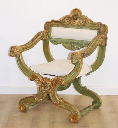 Null 一张弯曲的木质扶手椅，用绿色和金色雕刻和涂漆，装饰有奇美拉面具和狮子头。

上世纪初的风格，拿破仑三世。