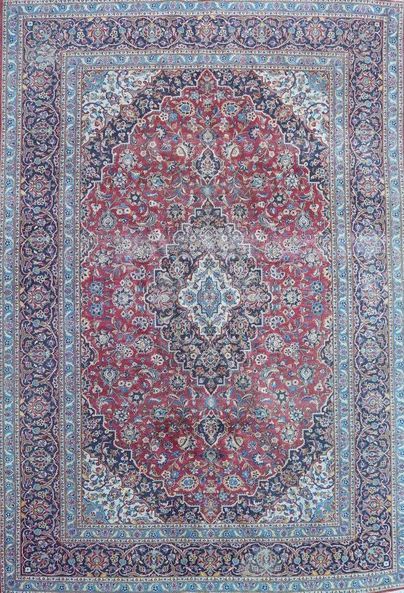 Null 长方形多色羊毛地毯，装饰有大的阶梯状奖章和饰有树叶的三层边框。

伊朗，20世纪。

388 x 275厘米

(穿着)