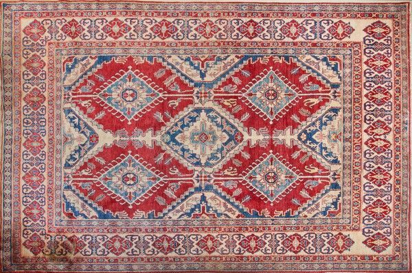 Null 长方形多色羊毛地毯，在红色背景上装饰有五个菱形的奖章，边框上有五条卷轴和风格化的几何图案装饰。

414 x 280 cm

(磨损、污渍)