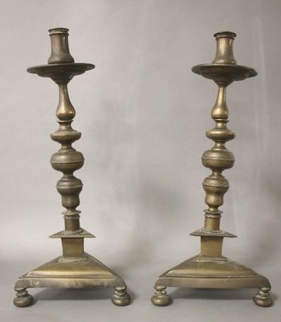 Null 一对大型青铜和黄铜火炬手，带柱状轴，三角底座，带三脚架支架。

17世纪。

高度50厘米