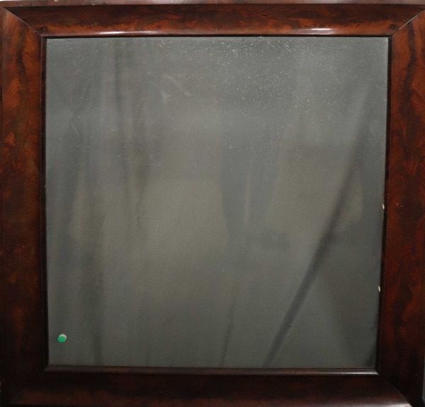 Null 桃花心木和火焰桃花心木饰面框架的长方形镜子。

整体：99 x 87厘米

(小碎片)