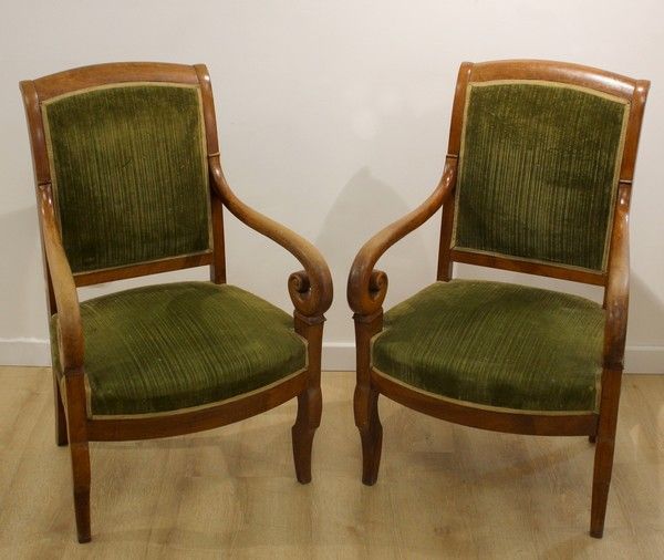 Null Pair of mahogany veneered armchairs, reverse backrest, crook armrests, hock&hellip;
