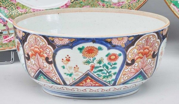 Null LARGE porcelain punch bowl with Imari enamelled decoration of flowers on a &hellip;