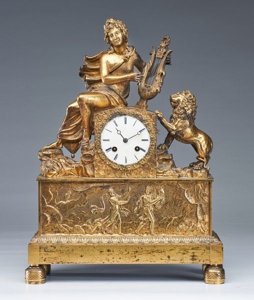 Null 描绘奥菲斯带着他的琴声坐在满是珐琅的表盘上的青铜挂件，两边是一只直立的狮子，浮雕底座描绘了奥菲斯在雅典娜的保护下，在地狱之神的注视下去接欧律狄刻，放在&hellip;