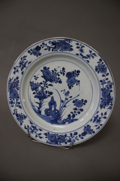 Null 中国，20世纪

一个圆形的瓷盘，上面有蓝色单色的湖景花卉装饰。

直径31厘米