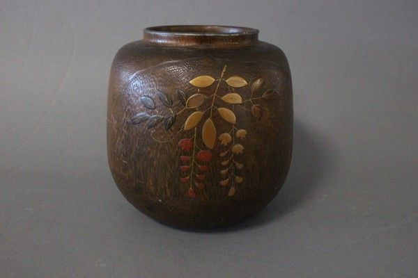 Null JAPON, XXe siècle 

VASE boule probablement en bambou à décor laqué de fleu&hellip;