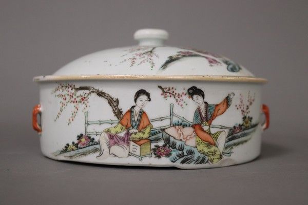 Null CHINE, vers 1900

PLAT COUVERT en porcelaine émaillée polychrome à décor de&hellip;