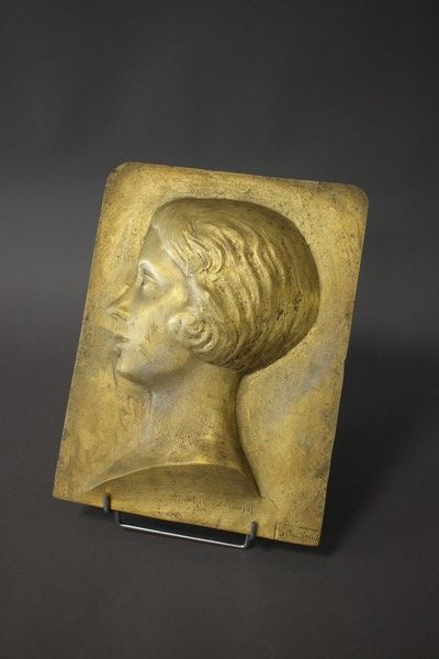 Null BAS-RELIEF en bronze figurant un profil de femme, signé 'Henriot-Poujol'(?)&hellip;