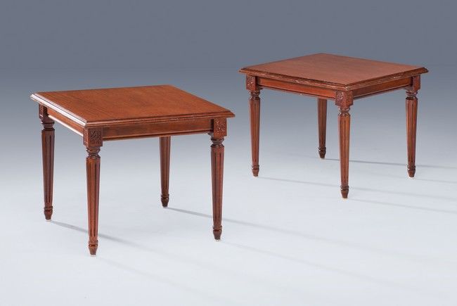 Null 一对方形桃花心木染色木桌，模制和雕刻的桌子，放在四个锥形和凹槽的腿上。

路易十六的风格。

高50厘米；宽60厘米；深60厘米