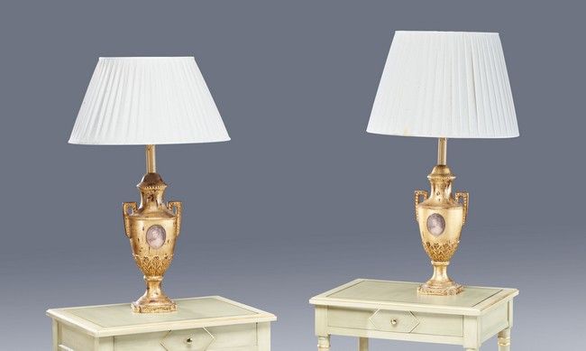 Null 一对鎏金陶瓷灯，灯杆是希腊花瓶的形状，有两个把手，装饰着一个女人的肖像，有一个徽章。

路易十六的风格。

高度50厘米