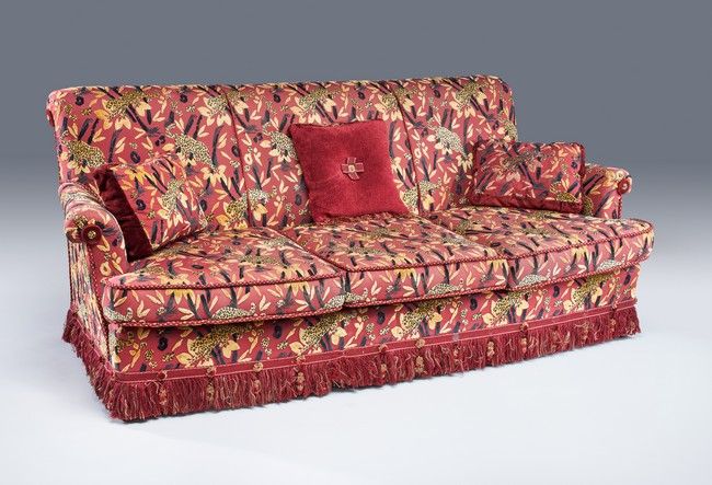 Null Dreisitziges Sofa mit umgekehrter Rückenlehne, eingerollten Armlehnen, rote&hellip;