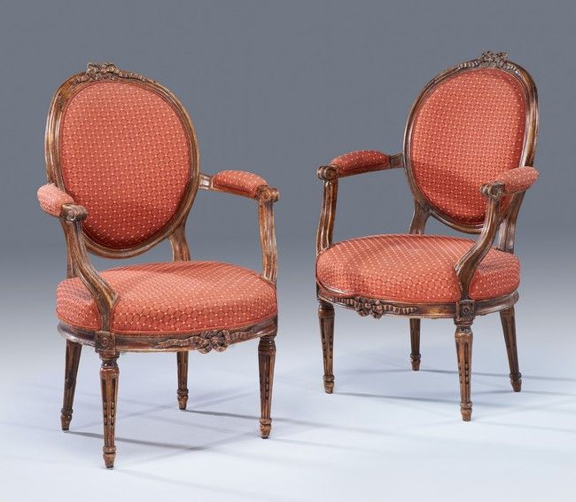 Null Pair of armchairs with medallion cabriolet backs, in molded and carved beec&hellip;